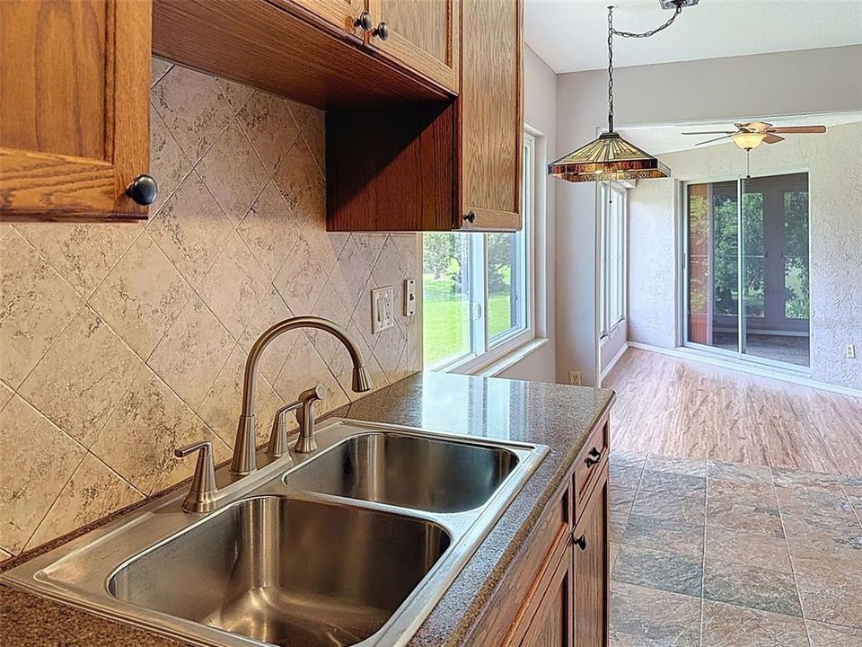 For Sale: $139,000 (2 beds, 2 baths, 1142 Square Feet)