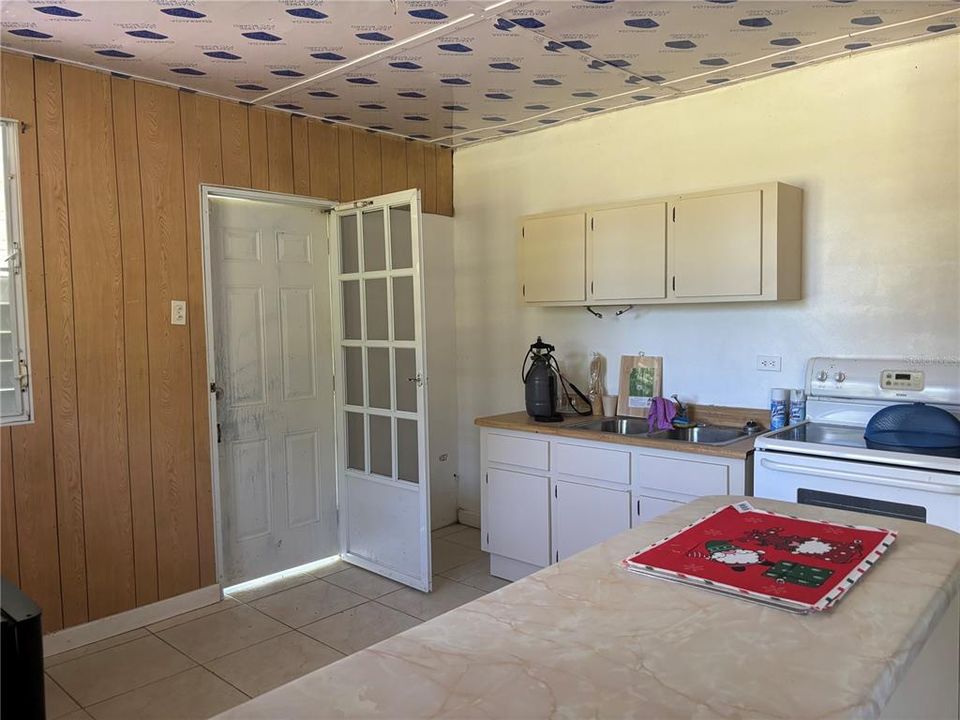 For Sale: $1,100,000 (2 beds, 1 baths, 650 Square Feet)