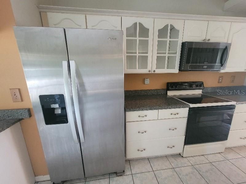 合同活跃: $292,000 (3 贝兹, 2 浴室, 2056 平方英尺)