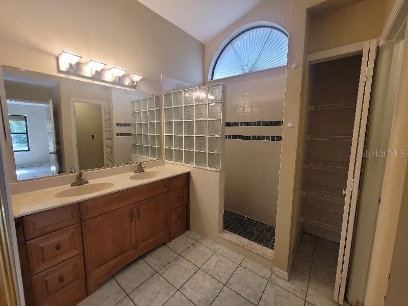 合同活跃: $292,000 (3 贝兹, 2 浴室, 2056 平方英尺)