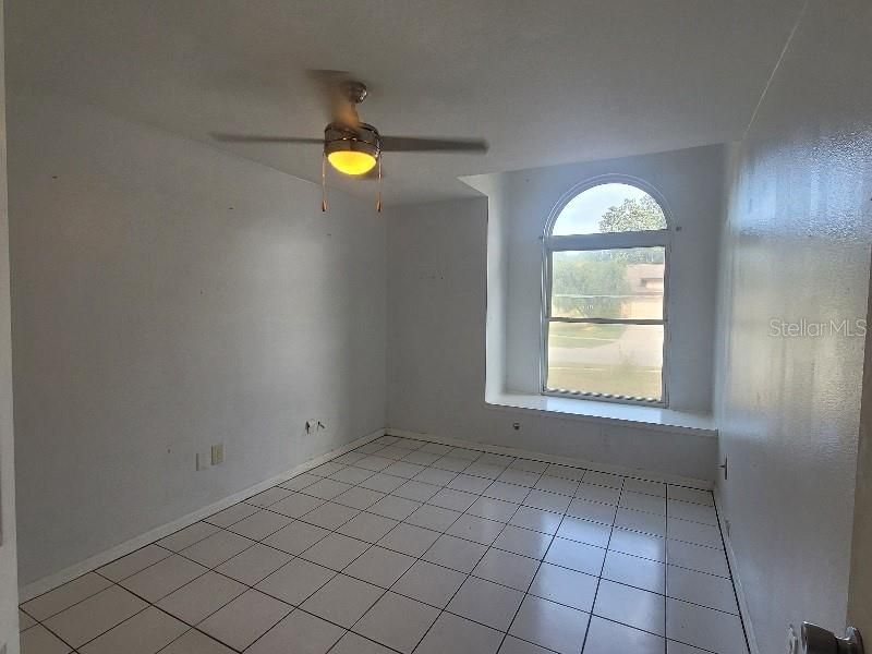 合同活跃: $292,000 (3 贝兹, 2 浴室, 2056 平方英尺)