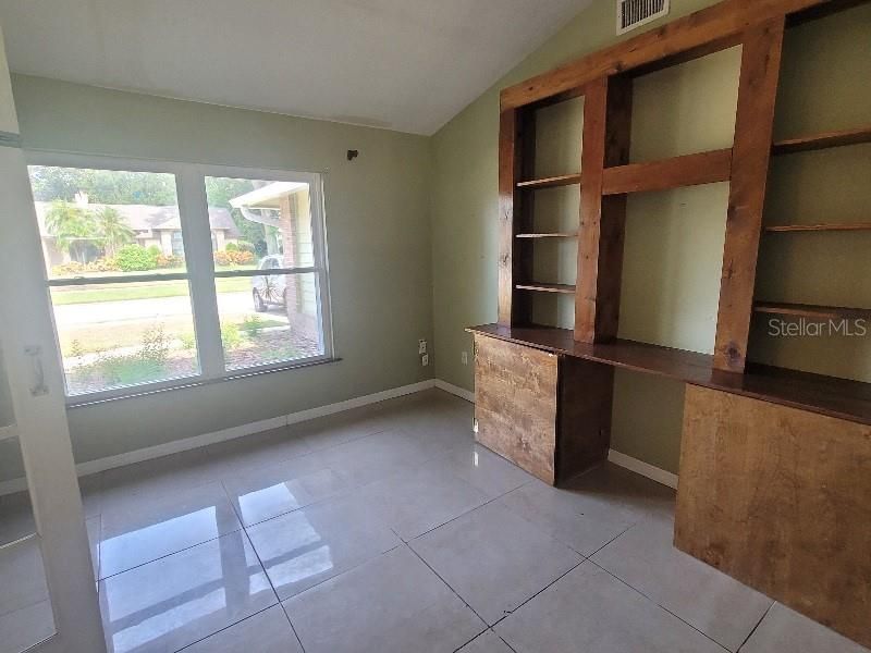 合同活跃: $292,000 (3 贝兹, 2 浴室, 2056 平方英尺)