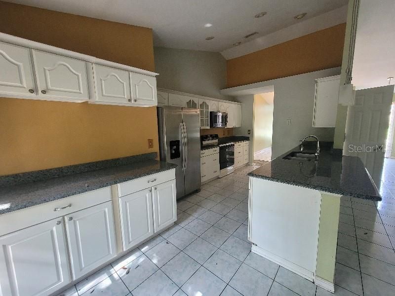 合同活跃: $292,000 (3 贝兹, 2 浴室, 2056 平方英尺)