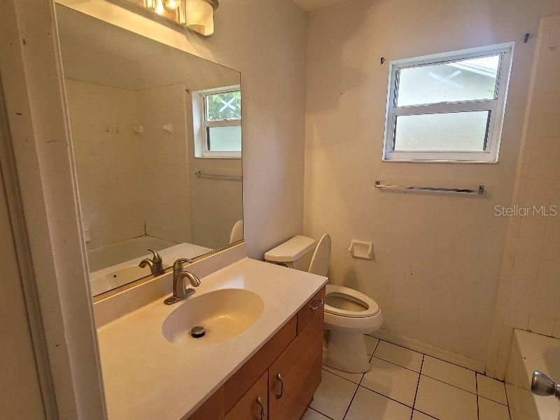 合同活跃: $292,000 (3 贝兹, 2 浴室, 2056 平方英尺)