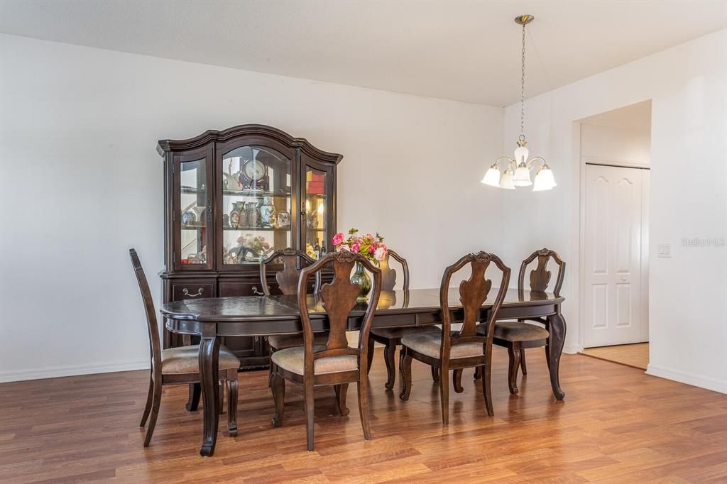 待售: $419,000 (6 贝兹, 4 浴室, 3920 平方英尺)