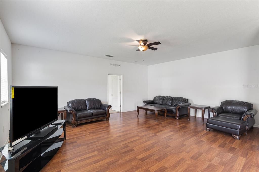 待售: $419,000 (6 贝兹, 4 浴室, 3920 平方英尺)