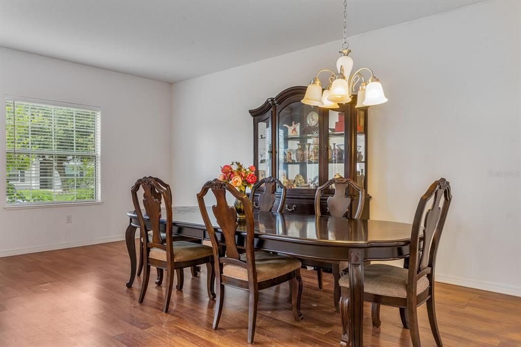 待售: $419,000 (6 贝兹, 4 浴室, 3920 平方英尺)