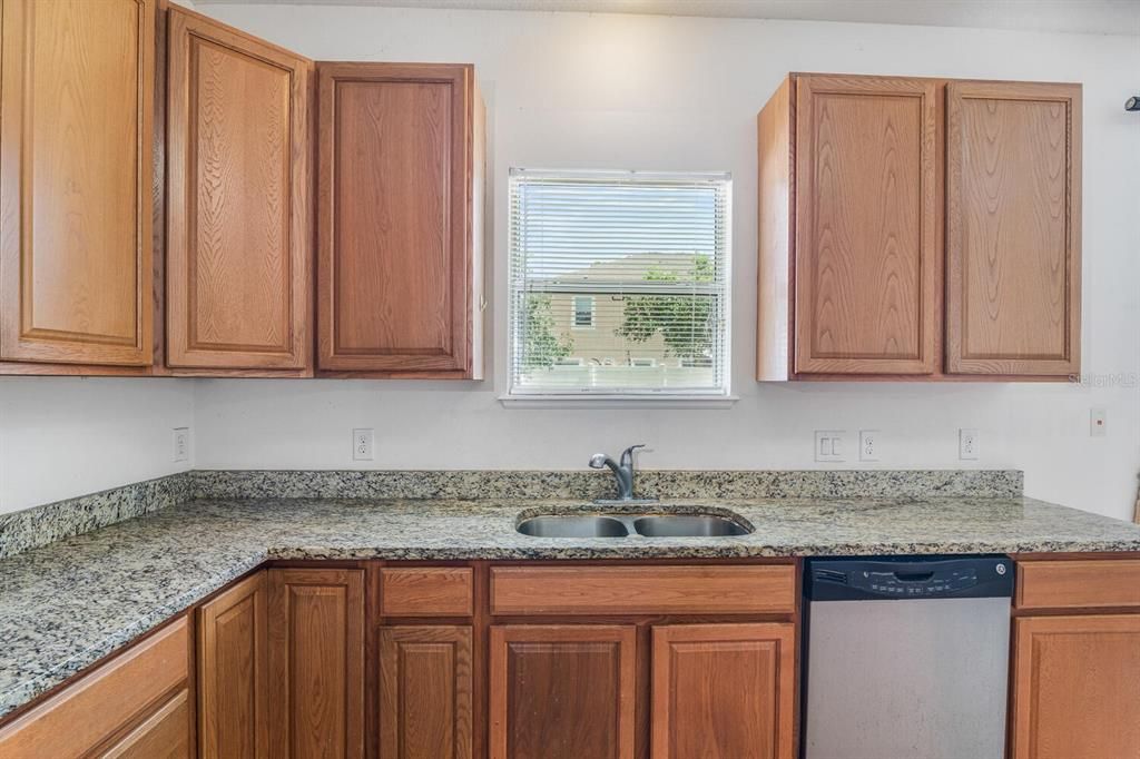 待售: $419,000 (6 贝兹, 4 浴室, 3920 平方英尺)