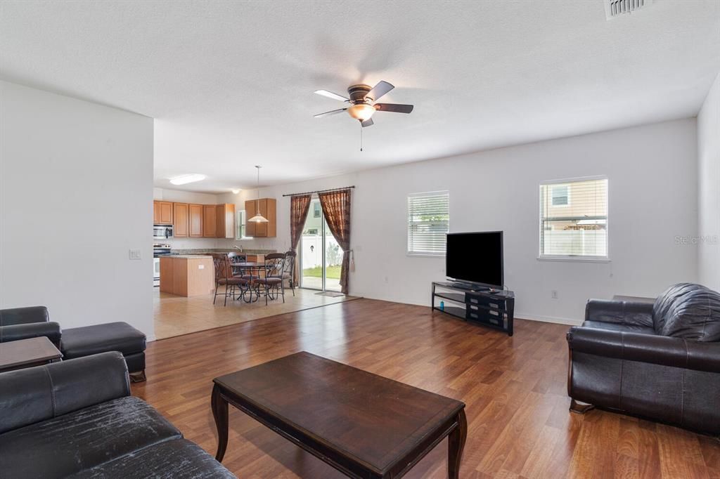 待售: $419,000 (6 贝兹, 4 浴室, 3920 平方英尺)