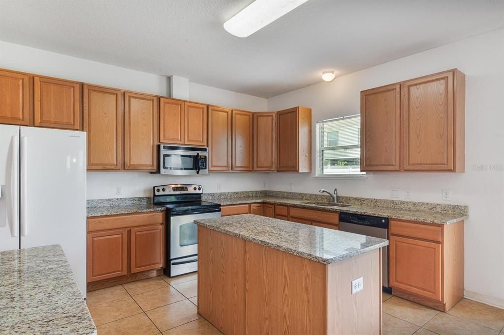 待售: $419,000 (6 贝兹, 4 浴室, 3920 平方英尺)