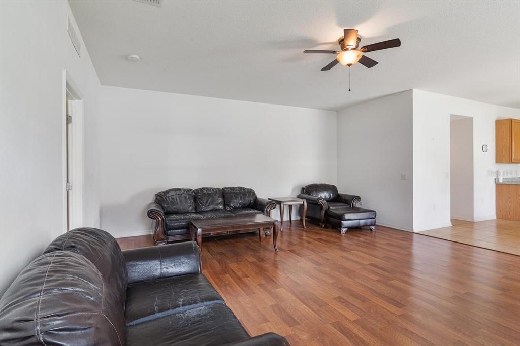 待售: $419,000 (6 贝兹, 4 浴室, 3920 平方英尺)