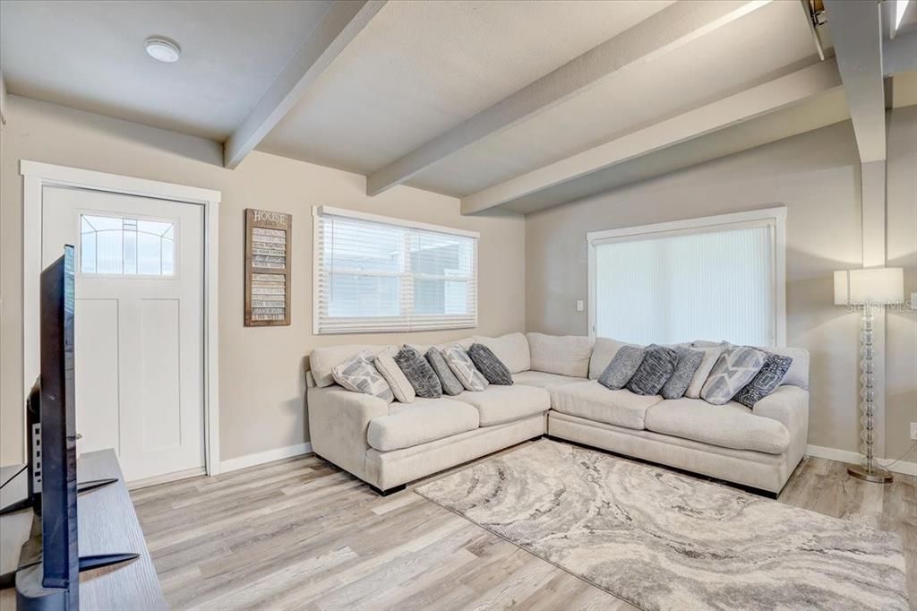 Activo con contrato: $2,000 (3 camas, 2 baños, 1176 Pies cuadrados)