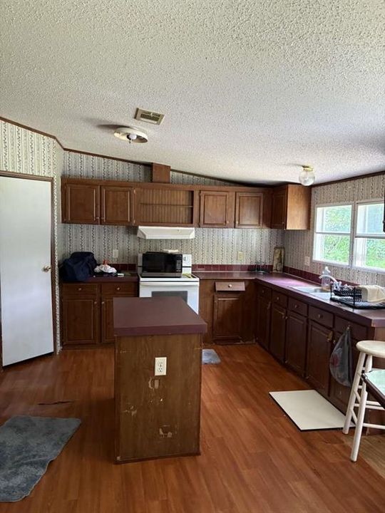 待售: $109,000 (3 贝兹, 2 浴室, 1560 平方英尺)