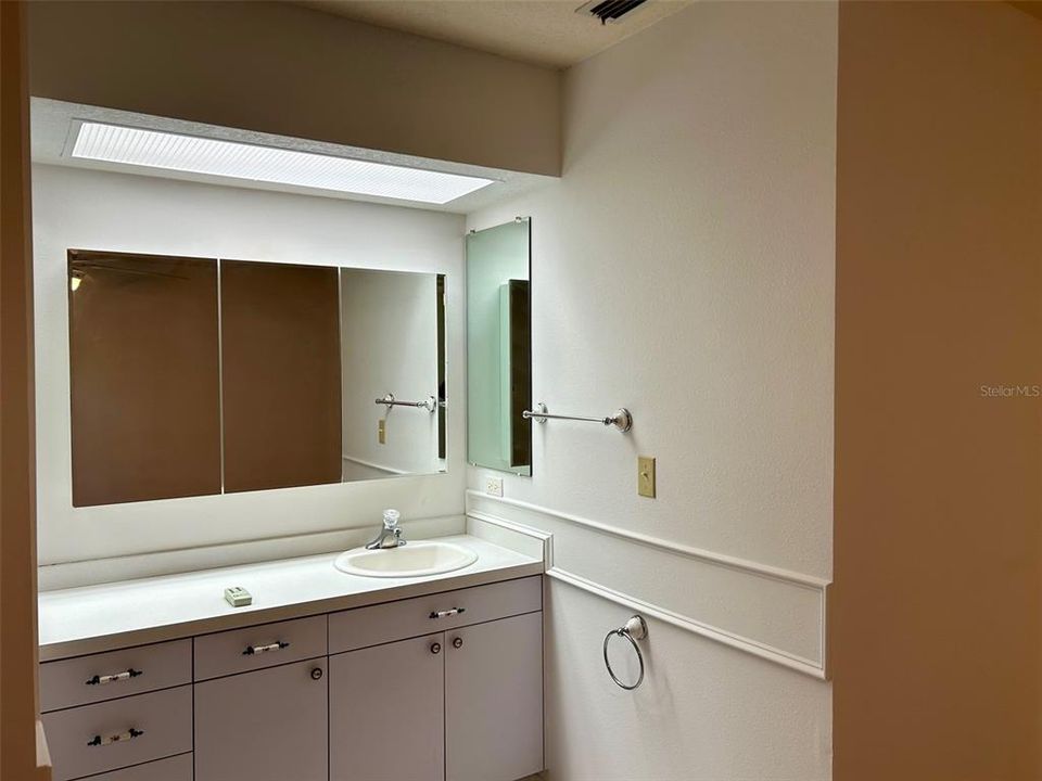 合同活跃: $288,000 (2 贝兹, 2 浴室, 1313 平方英尺)