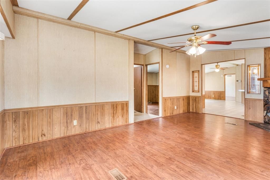 For Sale: $215,000 (3 beds, 2 baths, 1456 Square Feet)