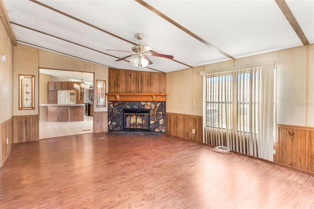 For Sale: $215,000 (3 beds, 2 baths, 1456 Square Feet)