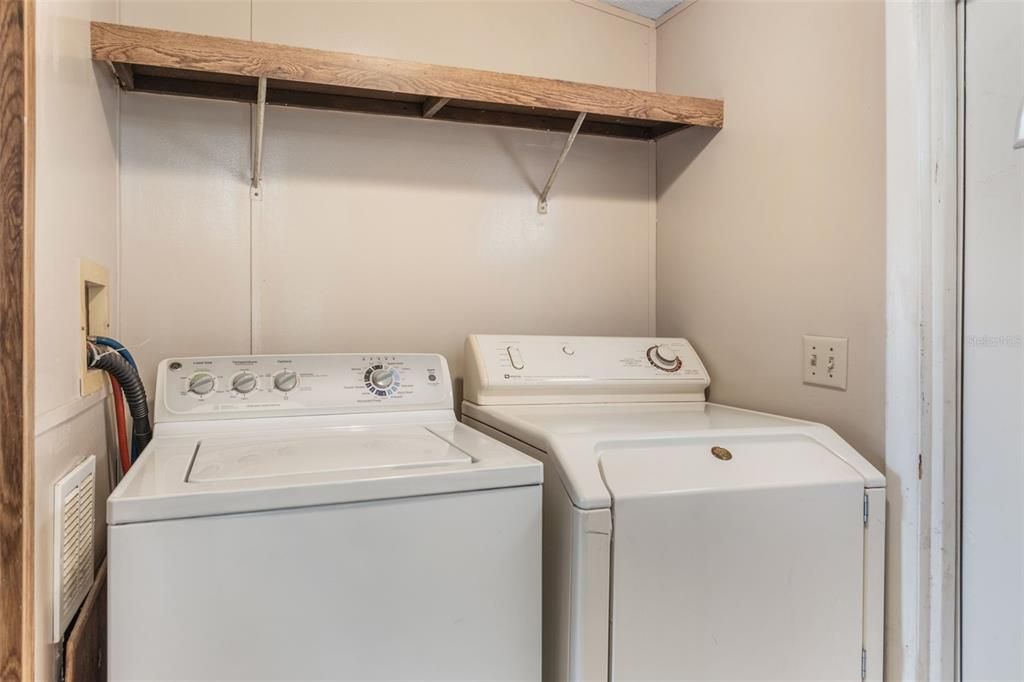 For Sale: $215,000 (3 beds, 2 baths, 1456 Square Feet)