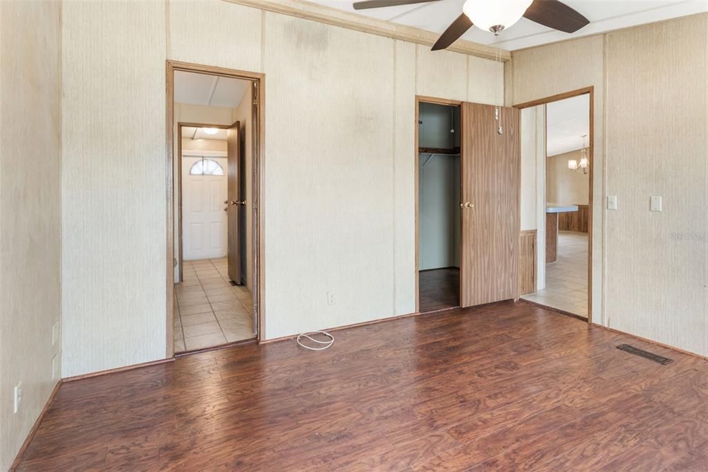 For Sale: $215,000 (3 beds, 2 baths, 1456 Square Feet)