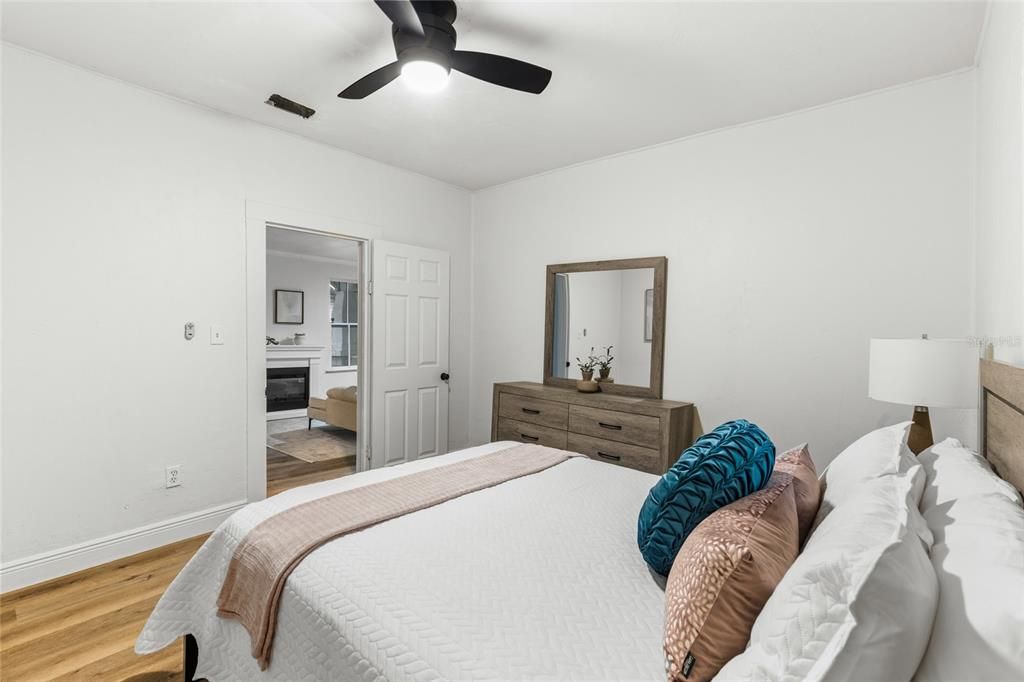 For Sale: $229,900 (2 beds, 1 baths, 847 Square Feet)