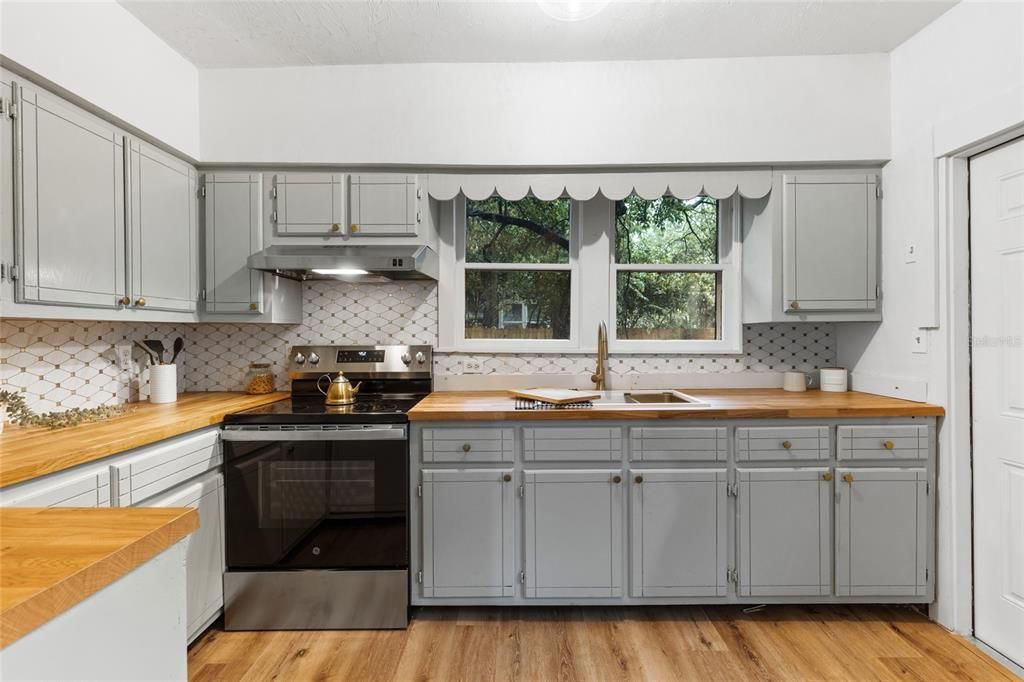 For Sale: $229,900 (2 beds, 1 baths, 847 Square Feet)