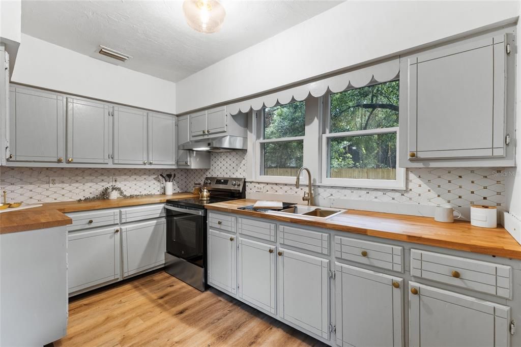 For Sale: $229,900 (2 beds, 1 baths, 847 Square Feet)