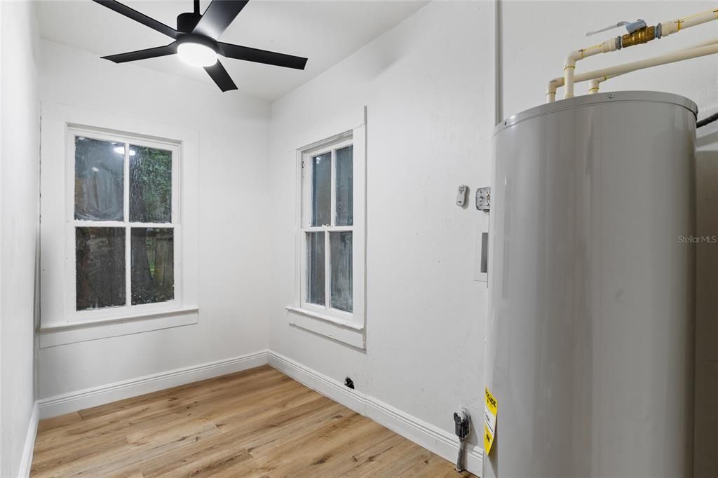 For Sale: $229,900 (2 beds, 1 baths, 847 Square Feet)