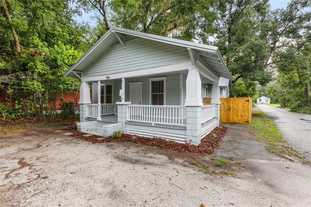 For Sale: $229,900 (2 beds, 1 baths, 847 Square Feet)