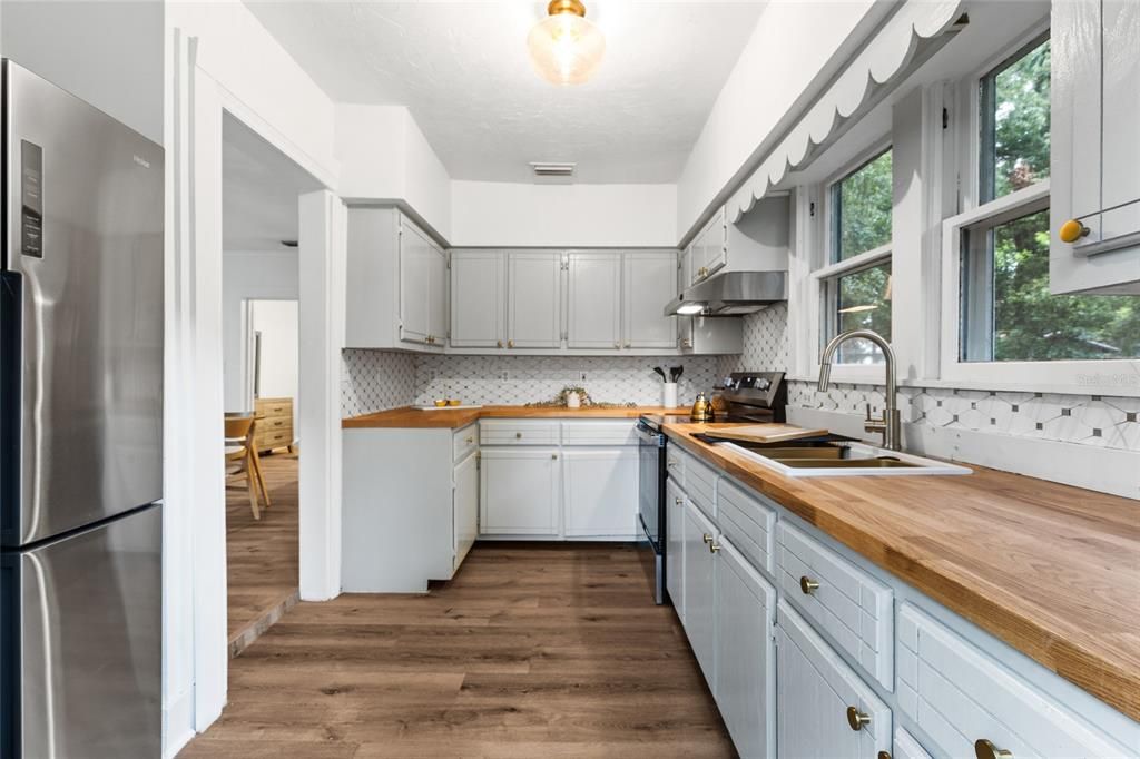 For Sale: $229,900 (2 beds, 1 baths, 847 Square Feet)