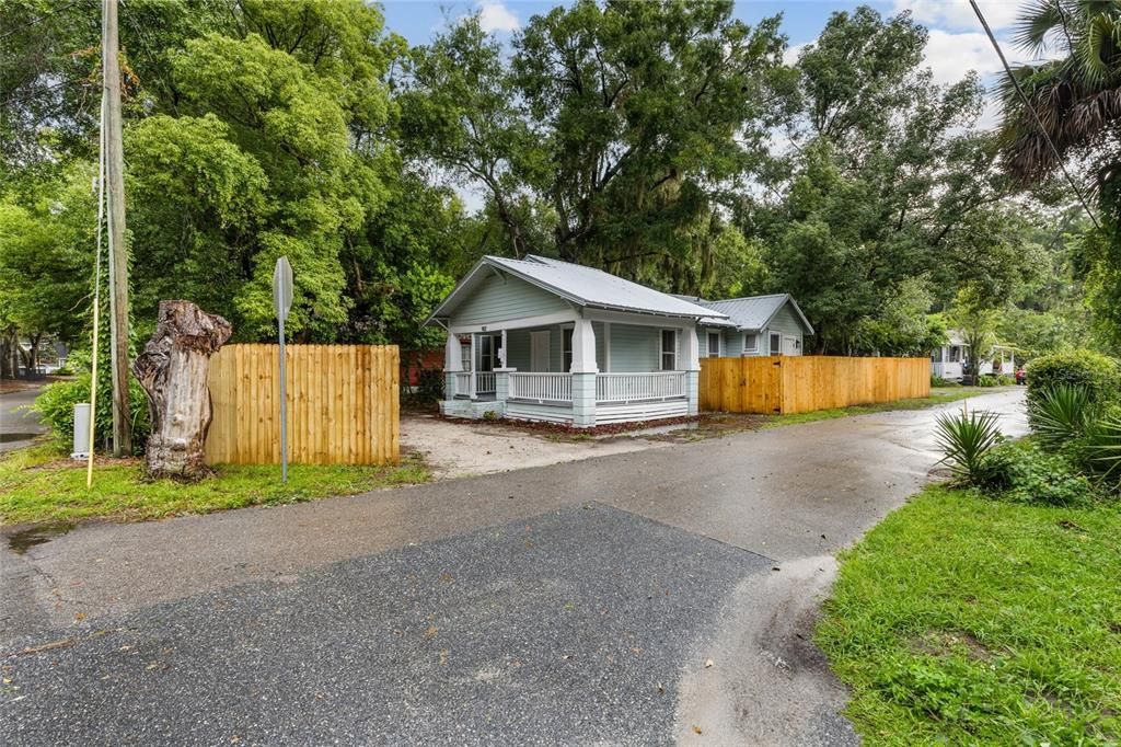 For Sale: $229,900 (2 beds, 1 baths, 847 Square Feet)