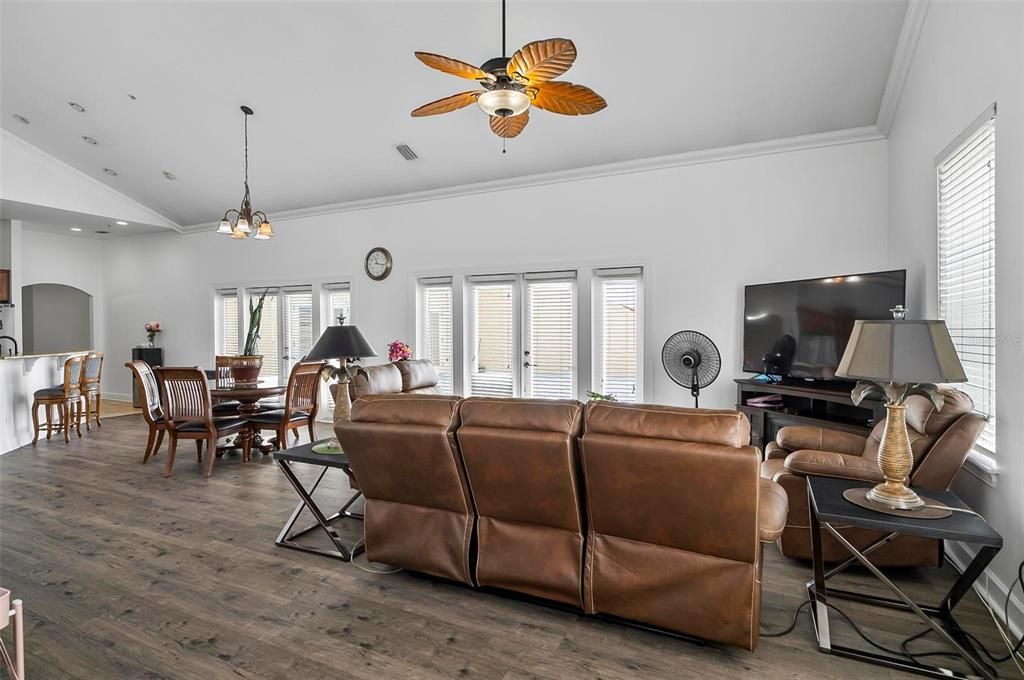 待售: $385,000 (3 贝兹, 2 浴室, 2325 平方英尺)