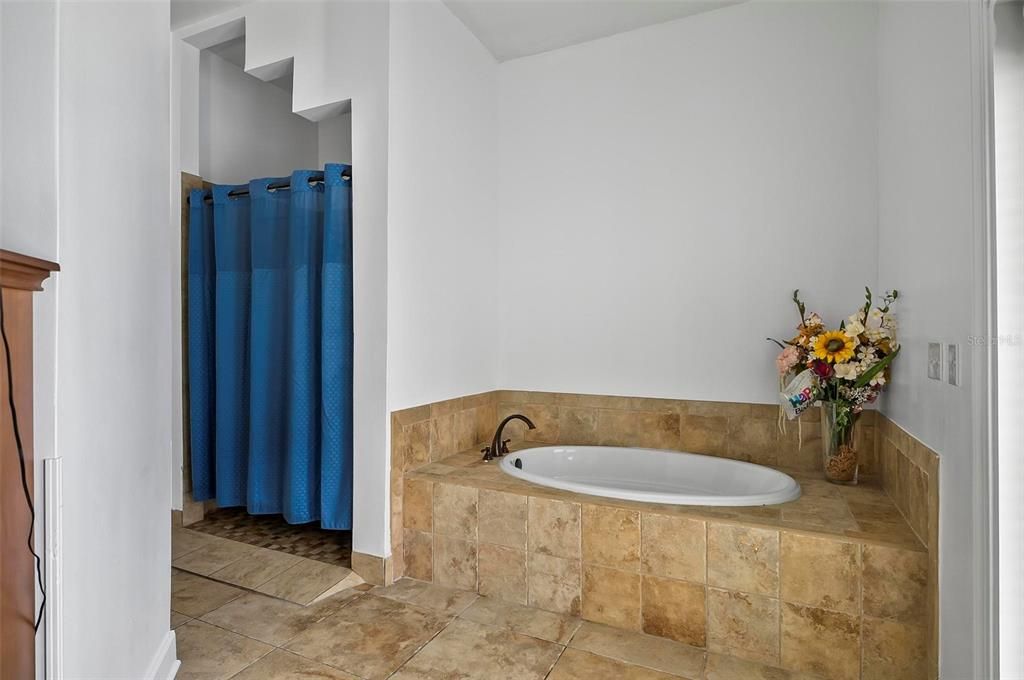 待售: $385,000 (3 贝兹, 2 浴室, 2325 平方英尺)