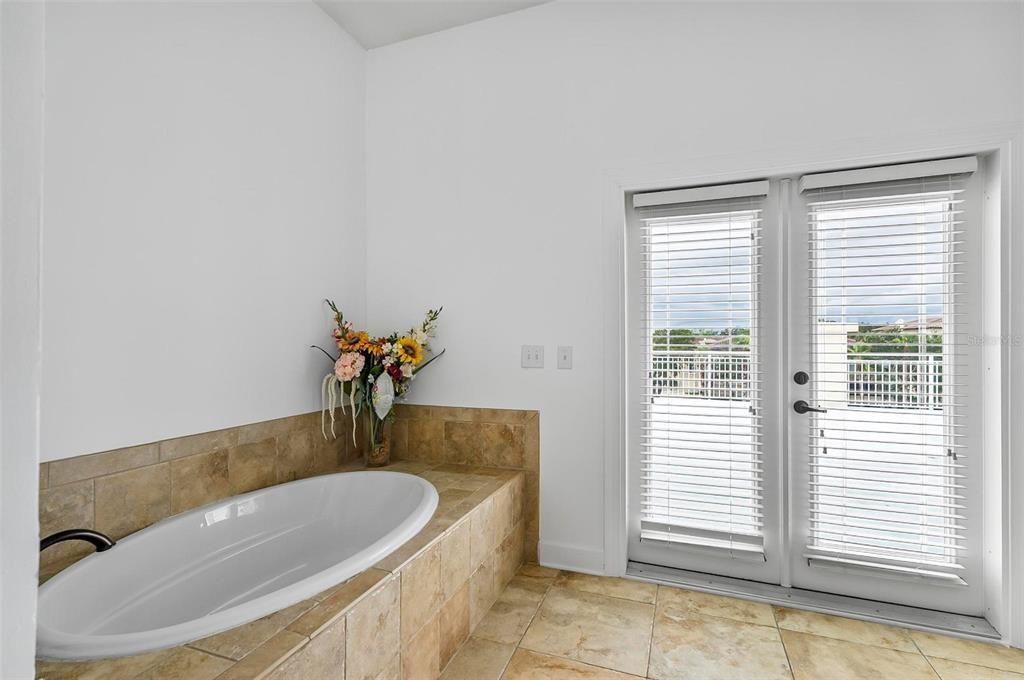 待售: $385,000 (3 贝兹, 2 浴室, 2325 平方英尺)