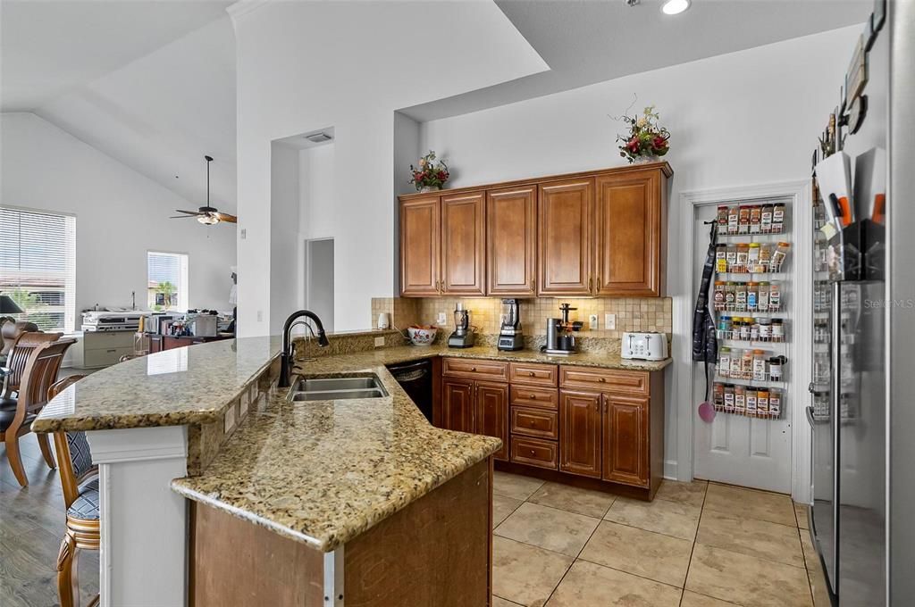 待售: $385,000 (3 贝兹, 2 浴室, 2325 平方英尺)