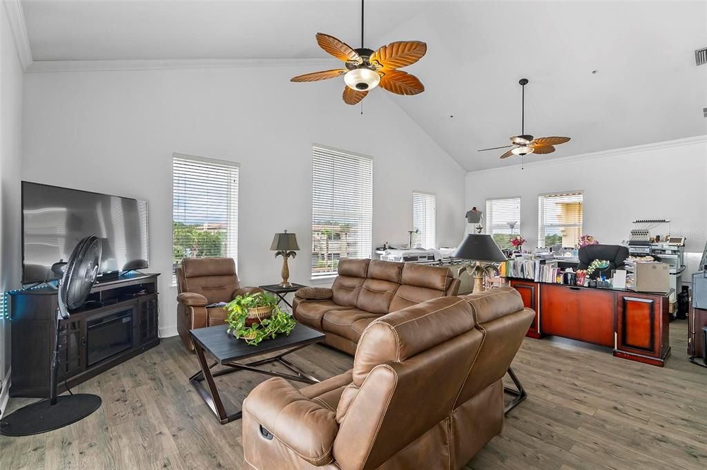 待售: $385,000 (3 贝兹, 2 浴室, 2325 平方英尺)