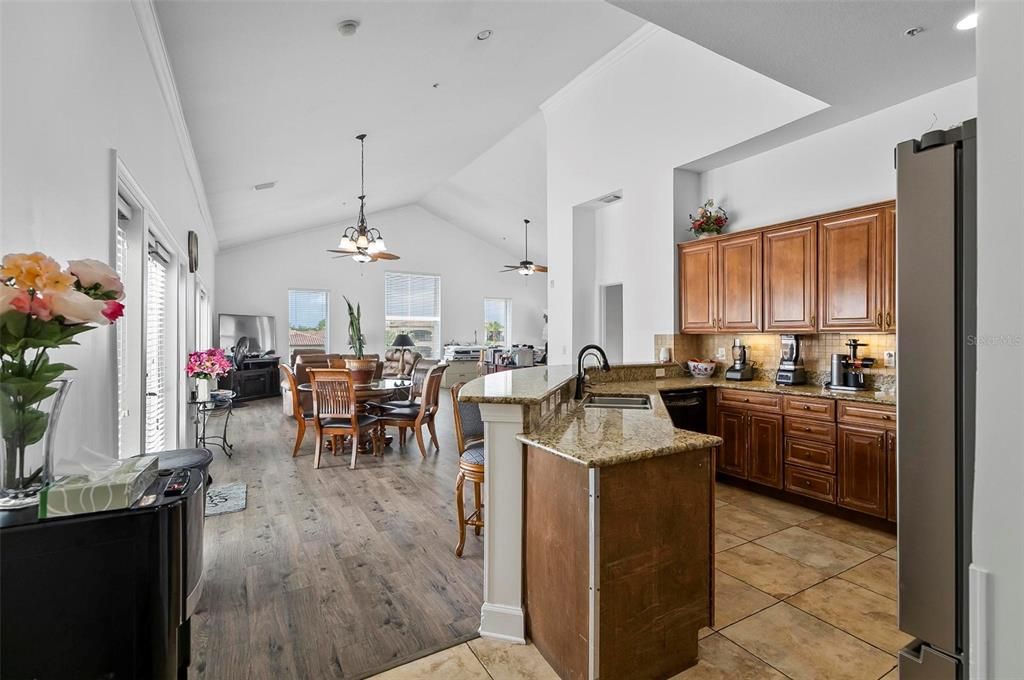 待售: $385,000 (3 贝兹, 2 浴室, 2325 平方英尺)