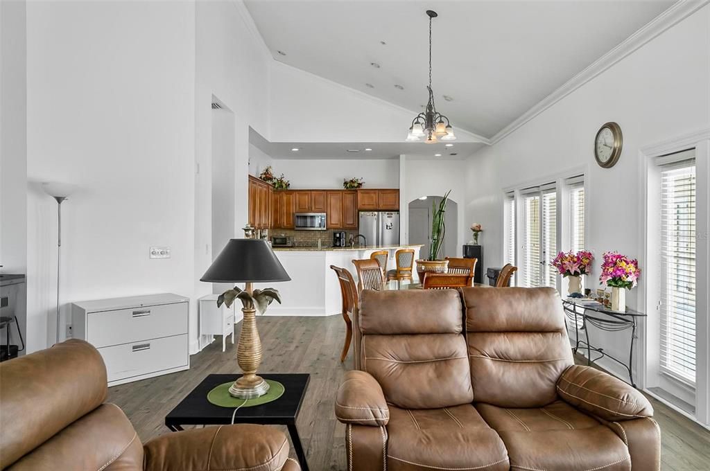 待售: $385,000 (3 贝兹, 2 浴室, 2325 平方英尺)