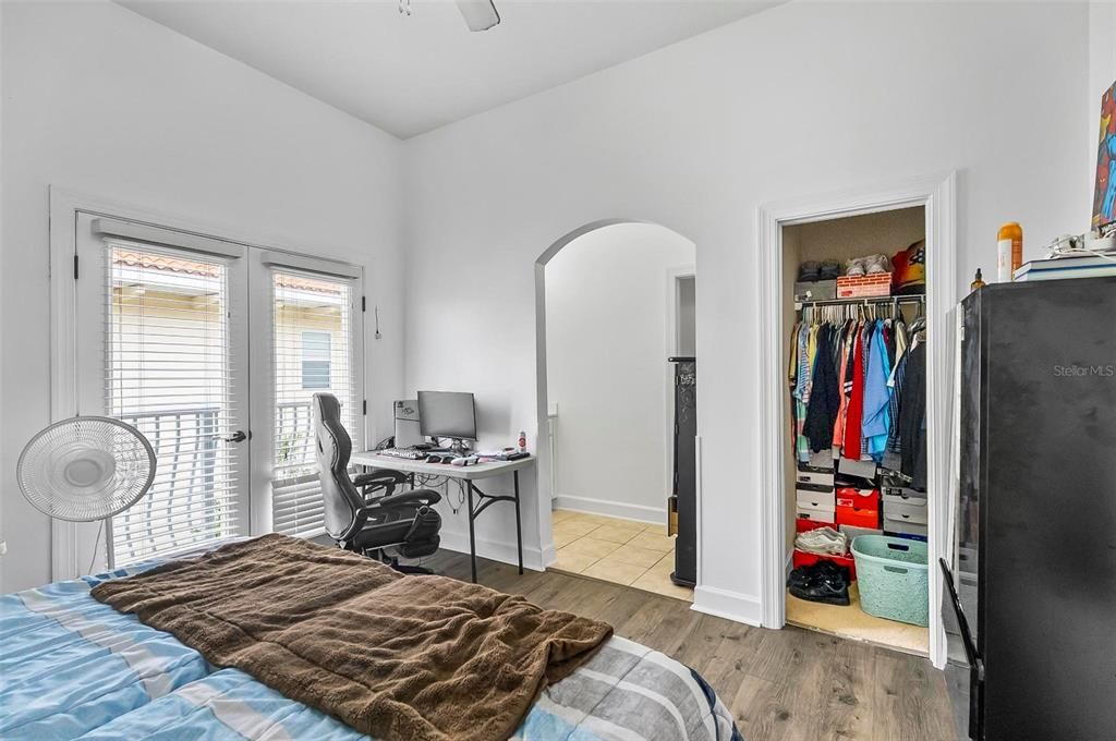 待售: $385,000 (3 贝兹, 2 浴室, 2325 平方英尺)