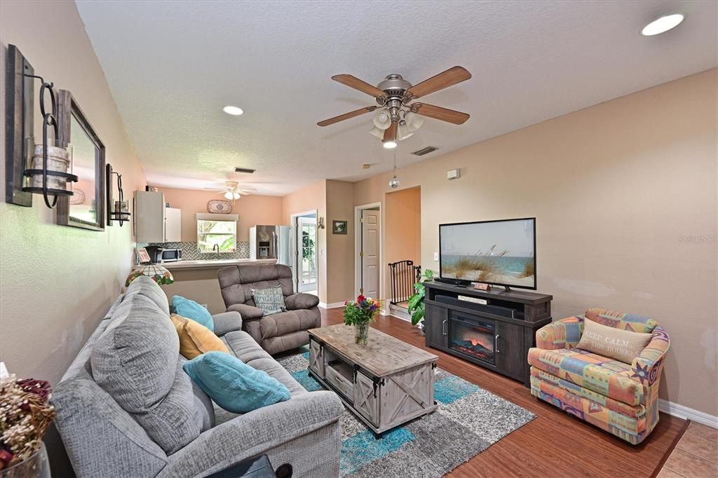 Active With Contract: $245,000 (3 beds, 2 baths, 1142 Square Feet)