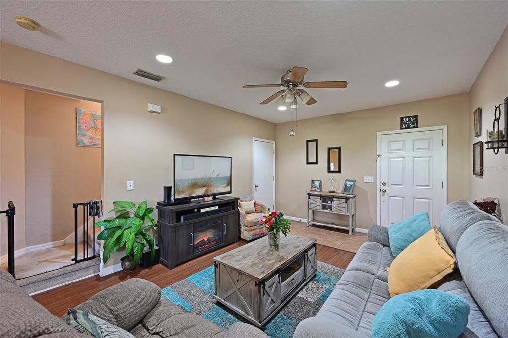 Active With Contract: $245,000 (3 beds, 2 baths, 1142 Square Feet)
