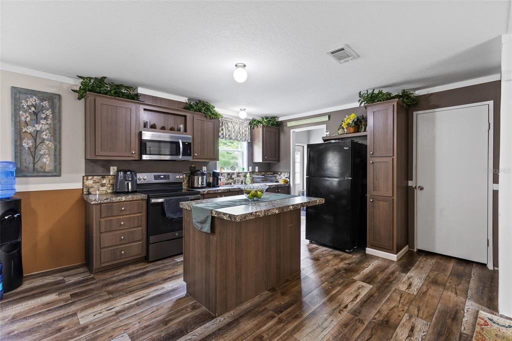 待售: $239,000 (4 贝兹, 2 浴室, 1904 平方英尺)