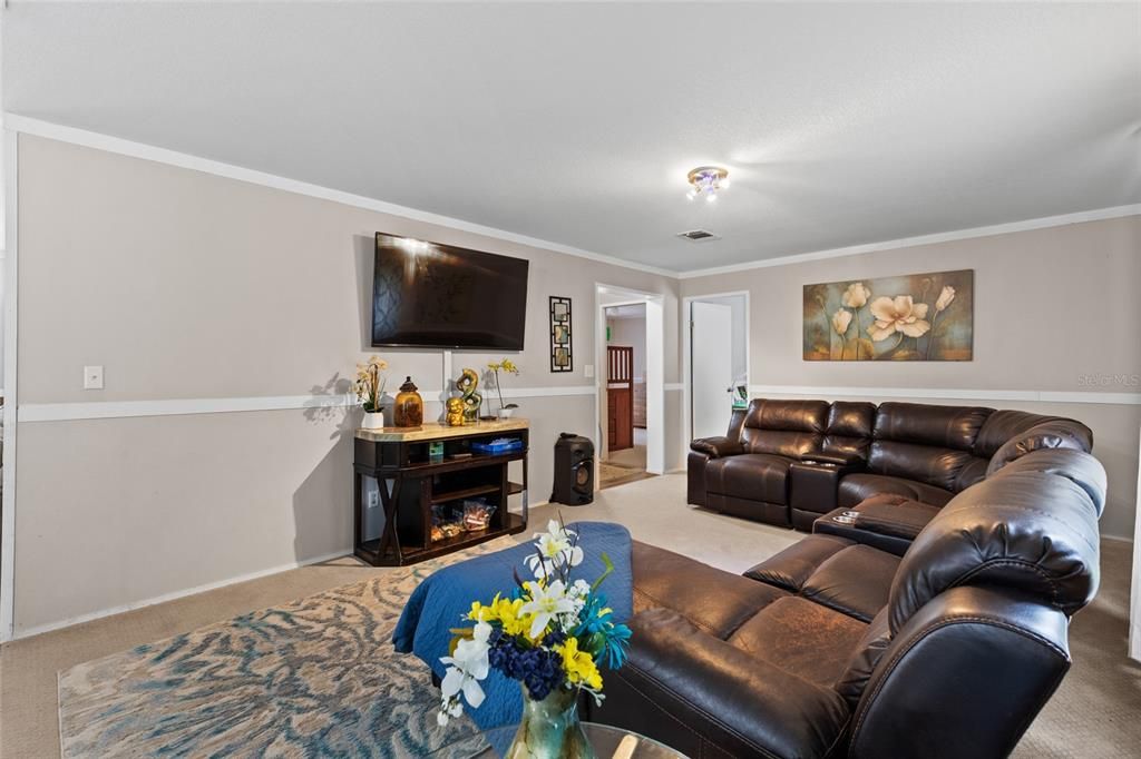 待售: $239,000 (4 贝兹, 2 浴室, 1904 平方英尺)