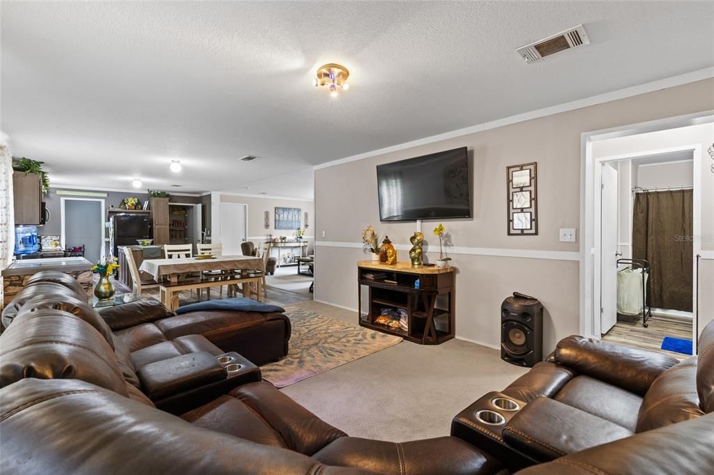 待售: $239,000 (4 贝兹, 2 浴室, 1904 平方英尺)