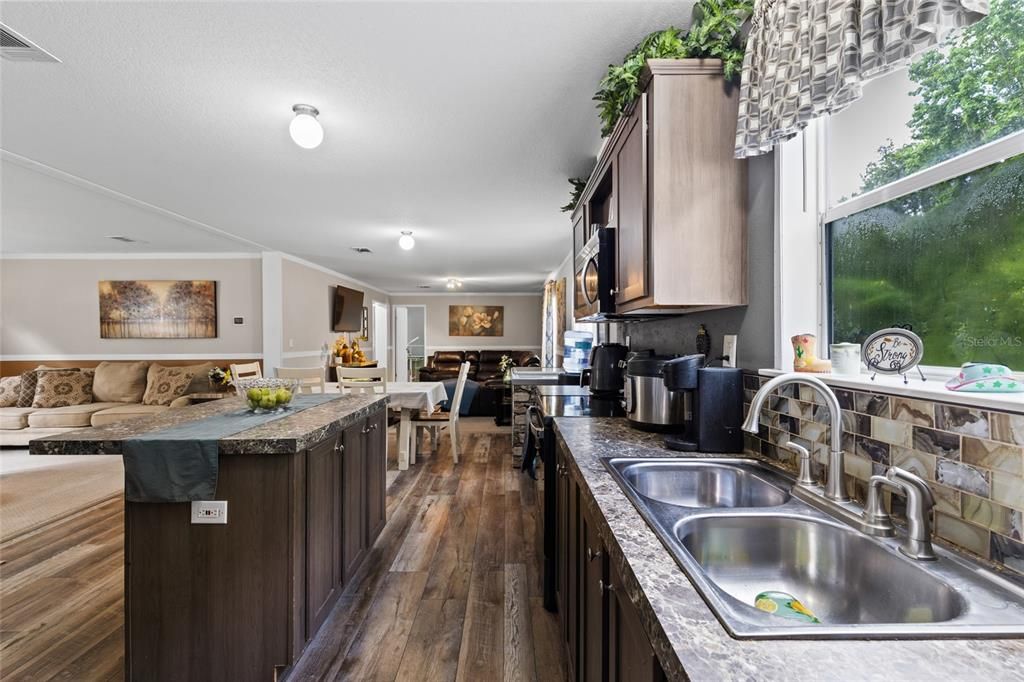 待售: $239,000 (4 贝兹, 2 浴室, 1904 平方英尺)