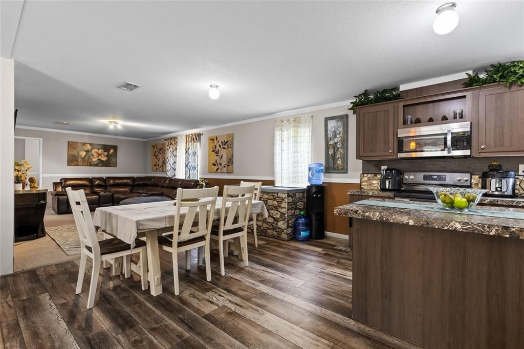 待售: $239,000 (4 贝兹, 2 浴室, 1904 平方英尺)