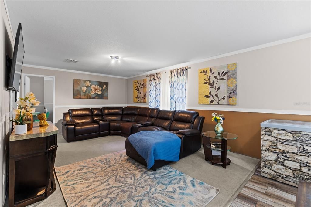 待售: $239,000 (4 贝兹, 2 浴室, 1904 平方英尺)