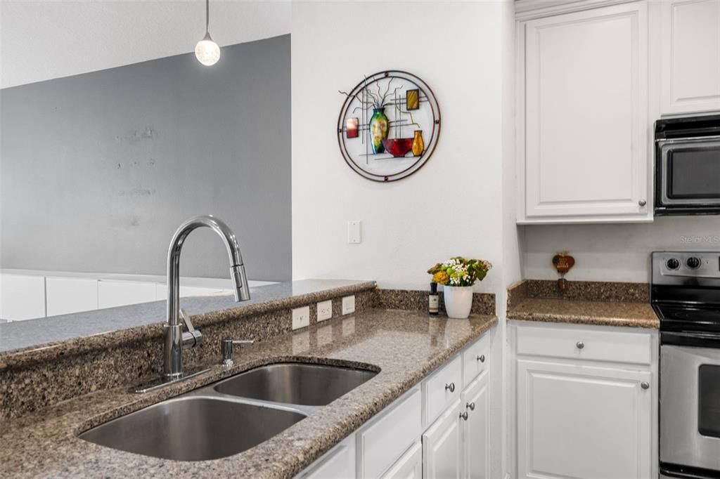 Под контрактом: $310,000 (4 спален, 2 ванн, 2146 Квадратных фут)