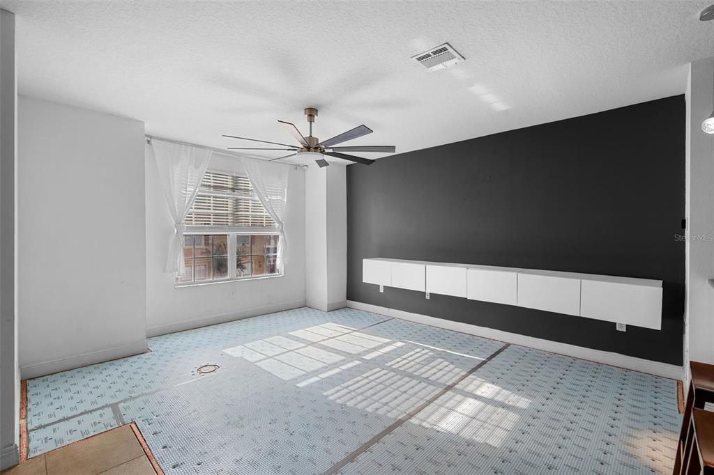 Под контрактом: $310,000 (4 спален, 2 ванн, 2146 Квадратных фут)