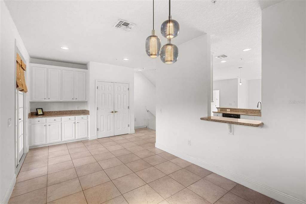 Под контрактом: $310,000 (4 спален, 2 ванн, 2146 Квадратных фут)