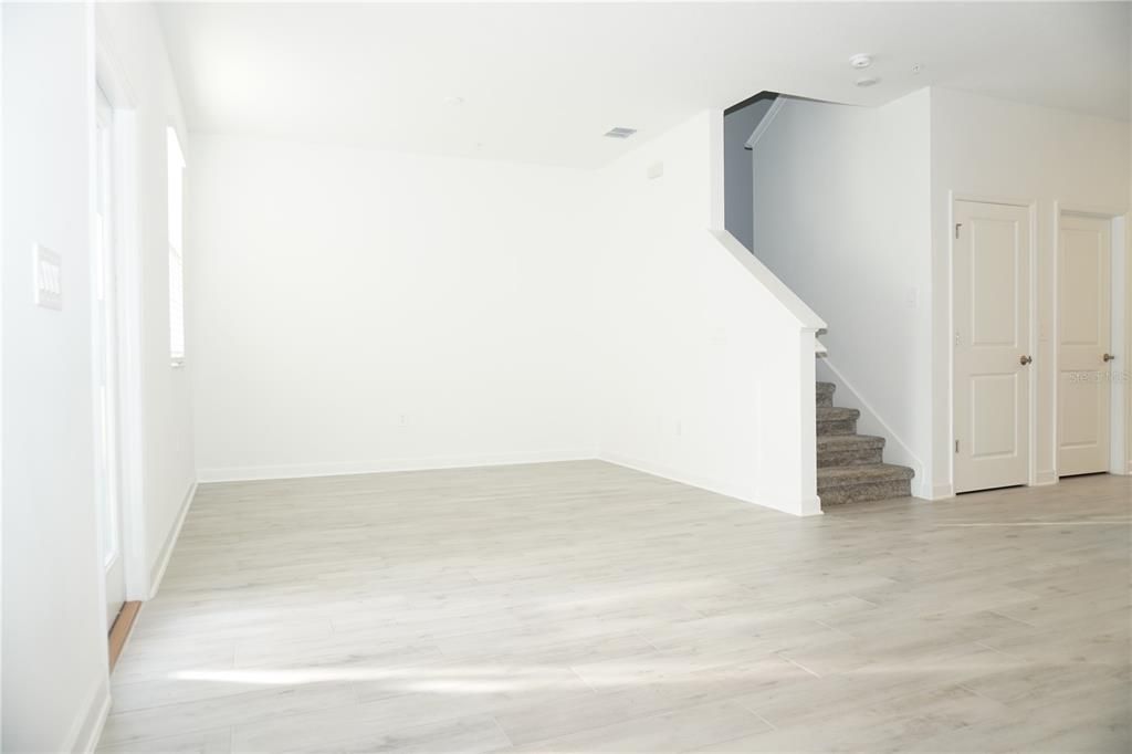 Под контрактом: $2,525 (3 спален, 2 ванн, 1636 Квадратных фут)