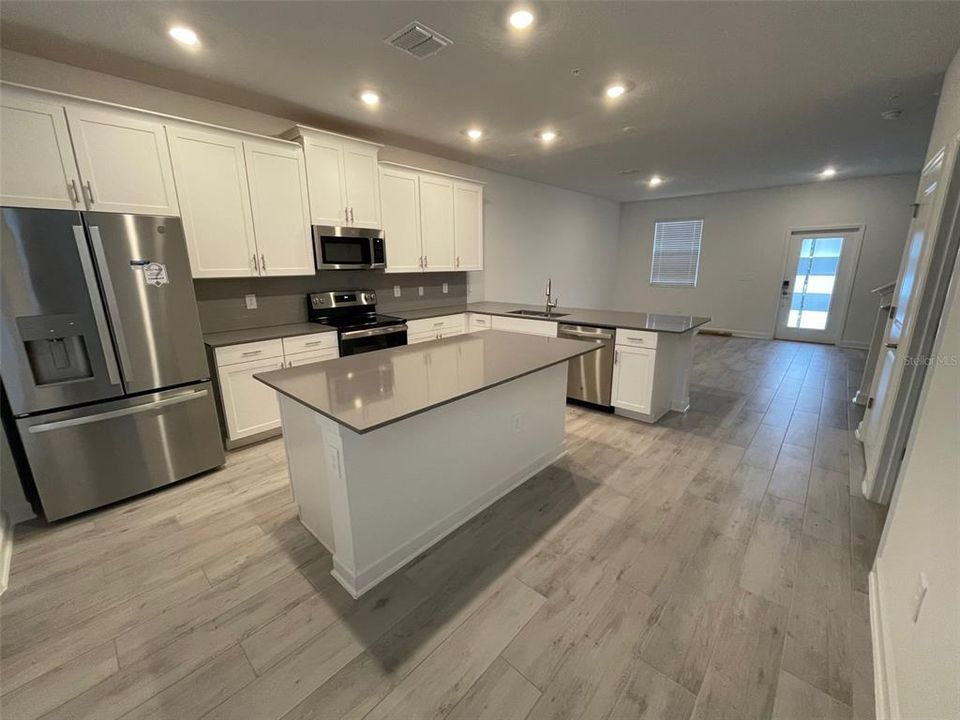 Под контрактом: $2,525 (3 спален, 2 ванн, 1636 Квадратных фут)